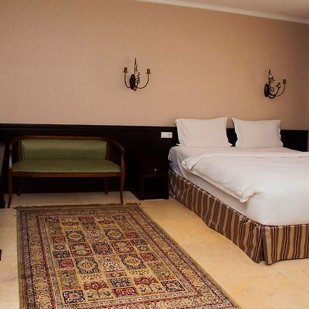 Royal Petrol Hotel Алматы Экстерьер фото