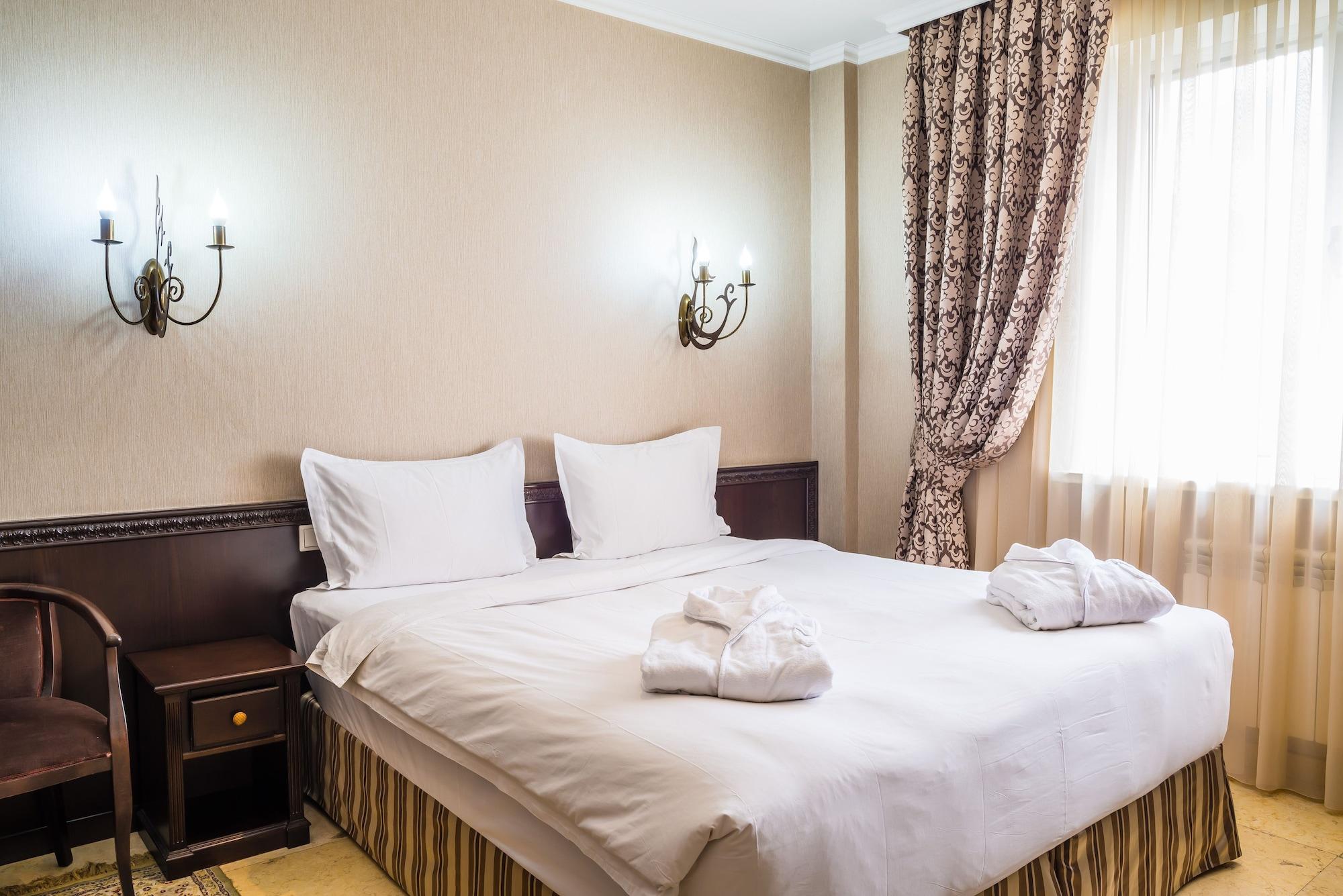Royal Petrol Hotel Алматы Экстерьер фото