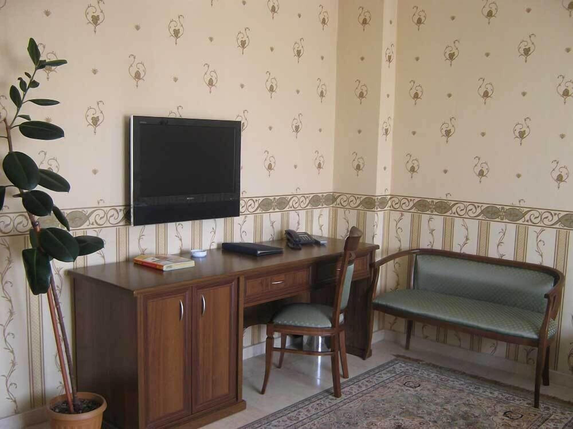 Royal Petrol Hotel Алматы Экстерьер фото