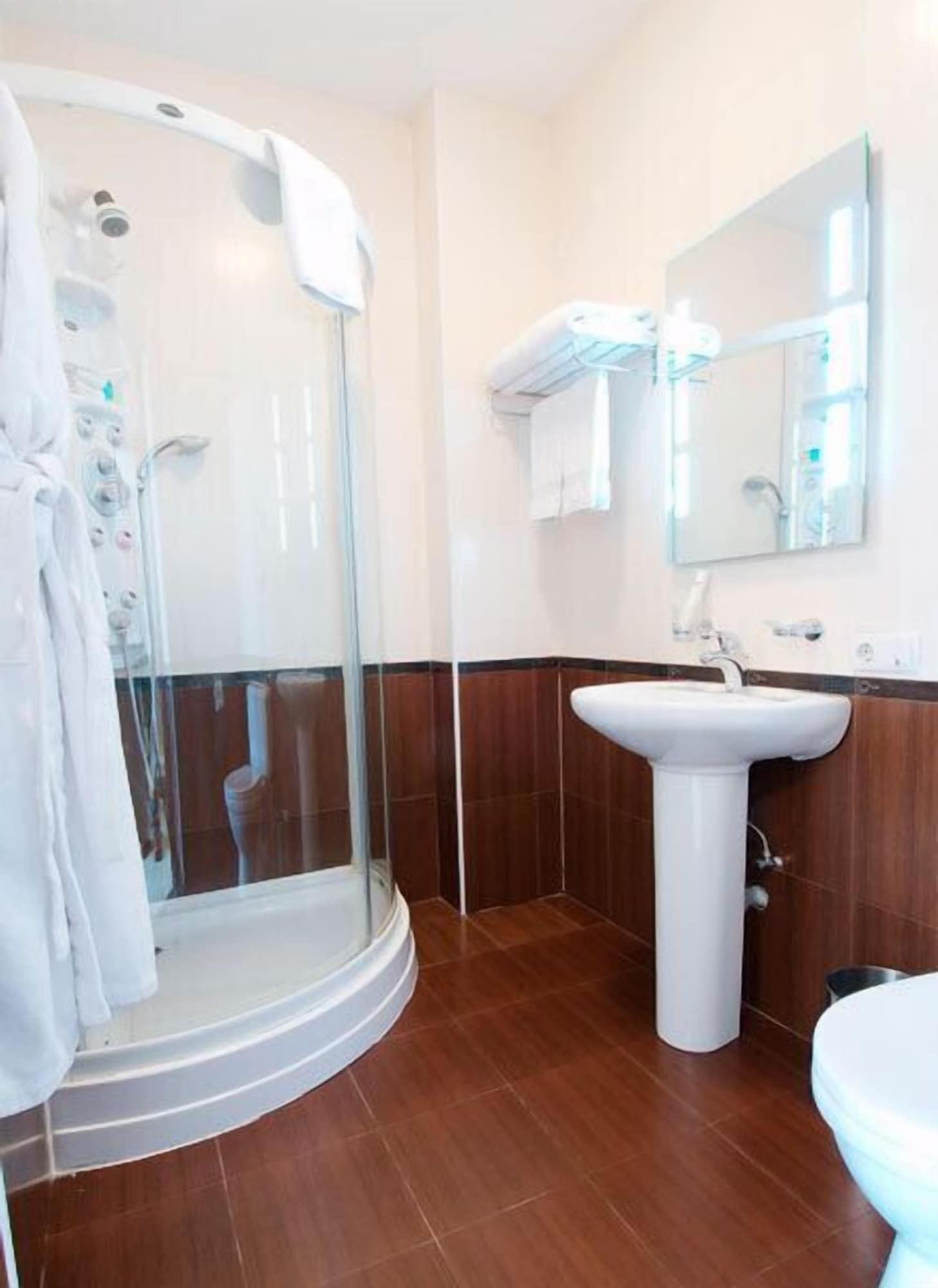 Royal Petrol Hotel Алматы Экстерьер фото