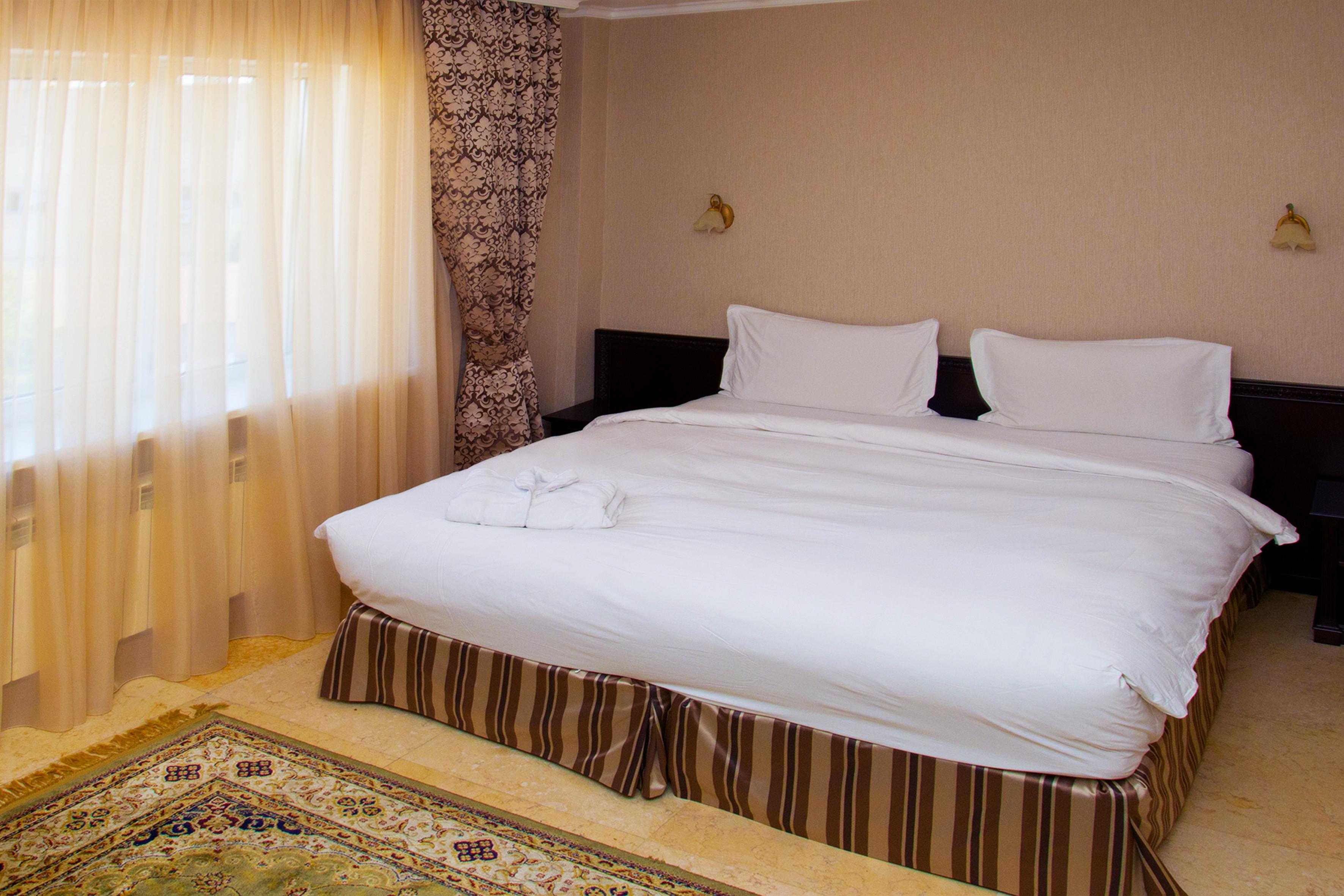 Royal Petrol Hotel Алматы Экстерьер фото