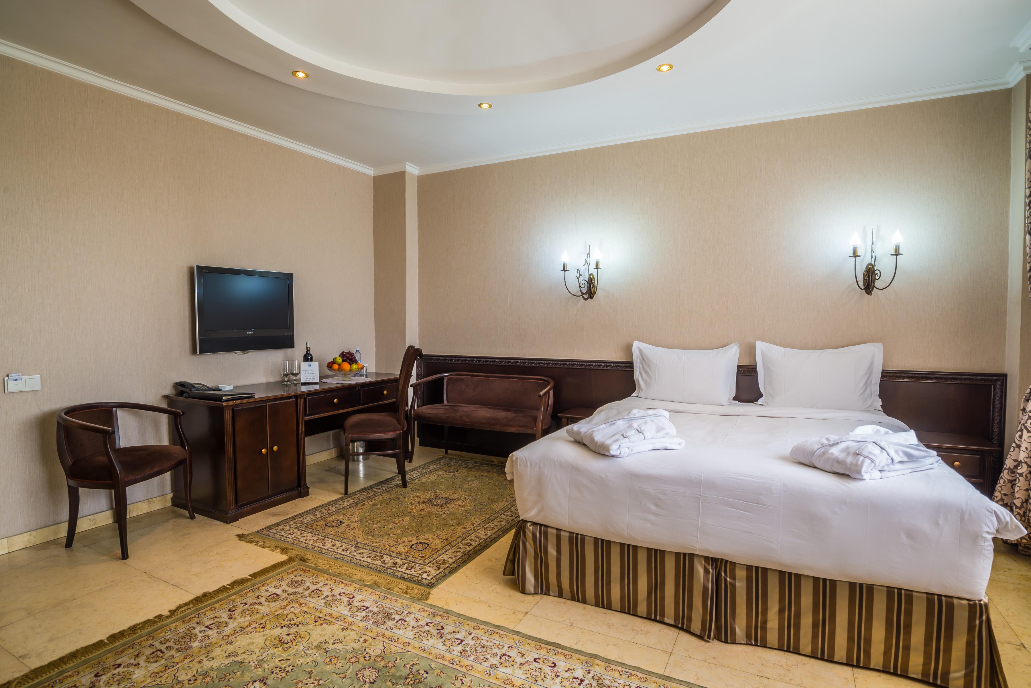 Royal Petrol Hotel Алматы Экстерьер фото
