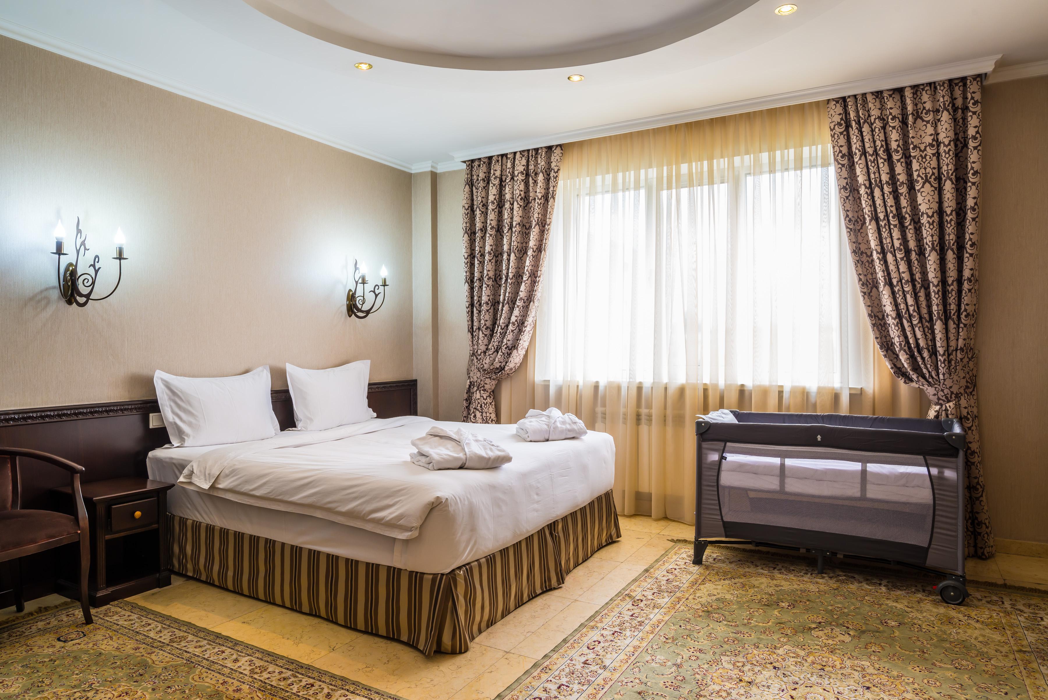 Royal Petrol Hotel Алматы Экстерьер фото